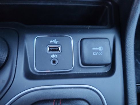 Used 2019 Jeep Cherokee Trailhawk w/ Cold Weather Group image 34