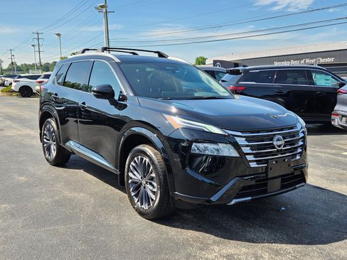 Used 2025 Nissan Rogue Platinum FWD image 2