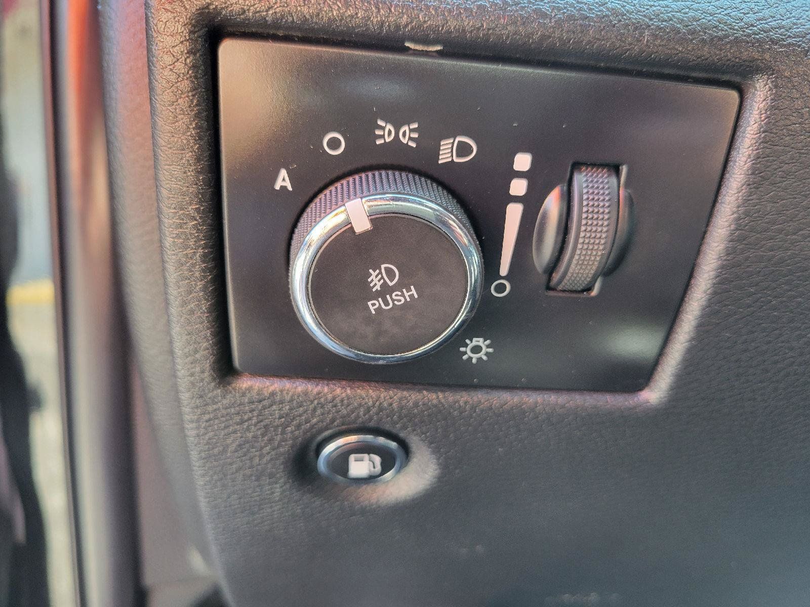 Used 2018 Jeep Grand Cherokee Laredo AWD/4WD image 9