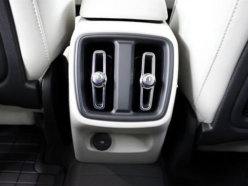 Certified 2025 Volvo XC40 B5 Plus w/ Protection Package Premier image 24