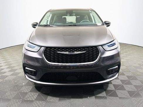 Used 2023 Chrysler Pacifica Touring-L FWD image 3