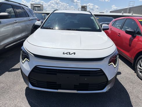 Used 2024 Kia Niro EX w/ EX Cold Weather Package FWD image 3