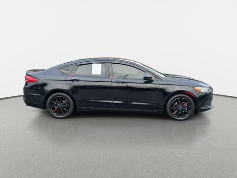 Used 2017 Ford Fusion SE w/ Fusion SE Technology Package image 4