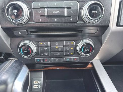 Used 2017 Ford F150 Platinum w/ Equipment Group 701A Luxury AWD/4WD image 18