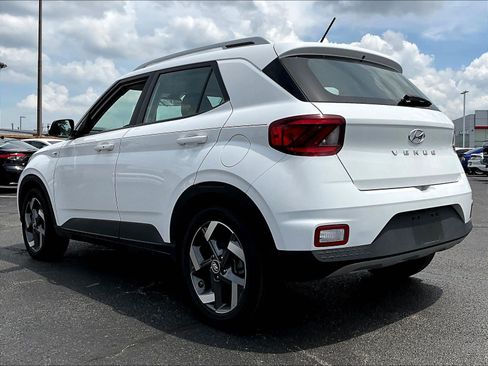 Used 2025 Hyundai Venue SEL FWD image 4