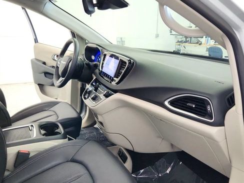 Used 2024 Chrysler Pacifica Touring-L FWD image 29