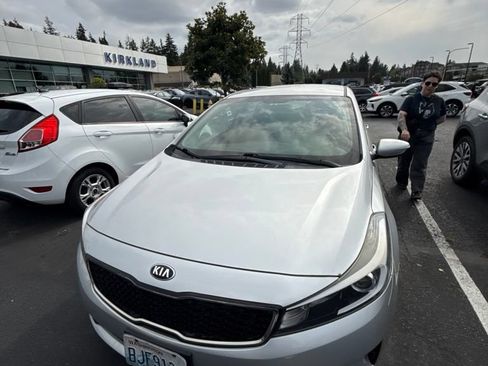 Used 2017 Kia Forte LX FWD image 2