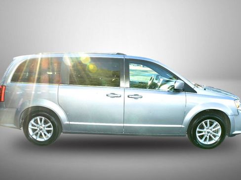 Used 2019 Dodge Grand Caravan SXT image 8