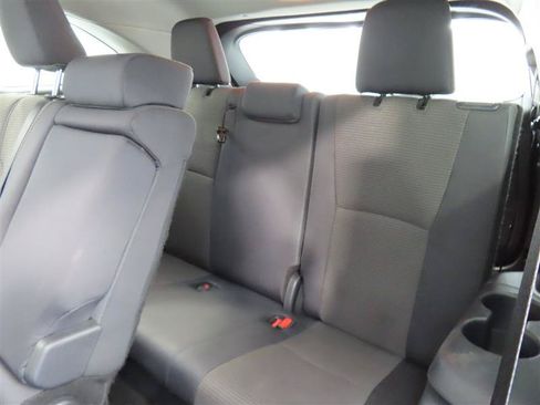Used 2025 Toyota Highlander LE FWD image 29