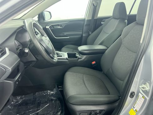 Used 2024 Toyota RAV4 XLE FWD image 8