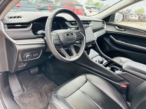 Used 2023 Jeep Grand Cherokee Limited w/ Black Appearance Package AWD/4WD image 16