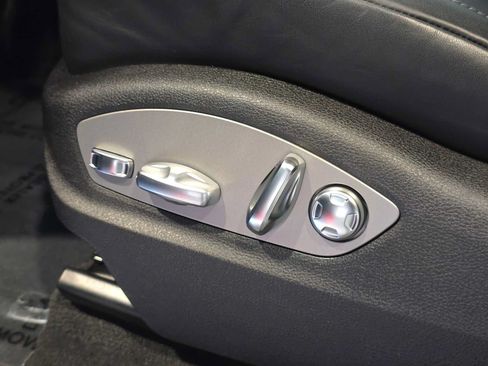 Used 2025 Porsche Macan AWD/4WD image 24