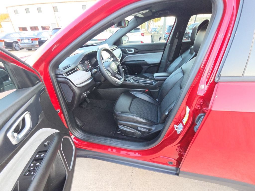 Used 2025 Jeep Compass Latitude AWD/4WD image 4