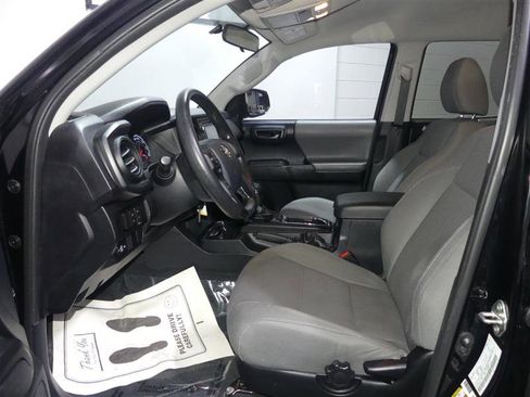 Used 2017 Toyota Tacoma SR image 18