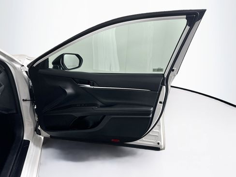 Used 2024 Toyota Camry SE image 30