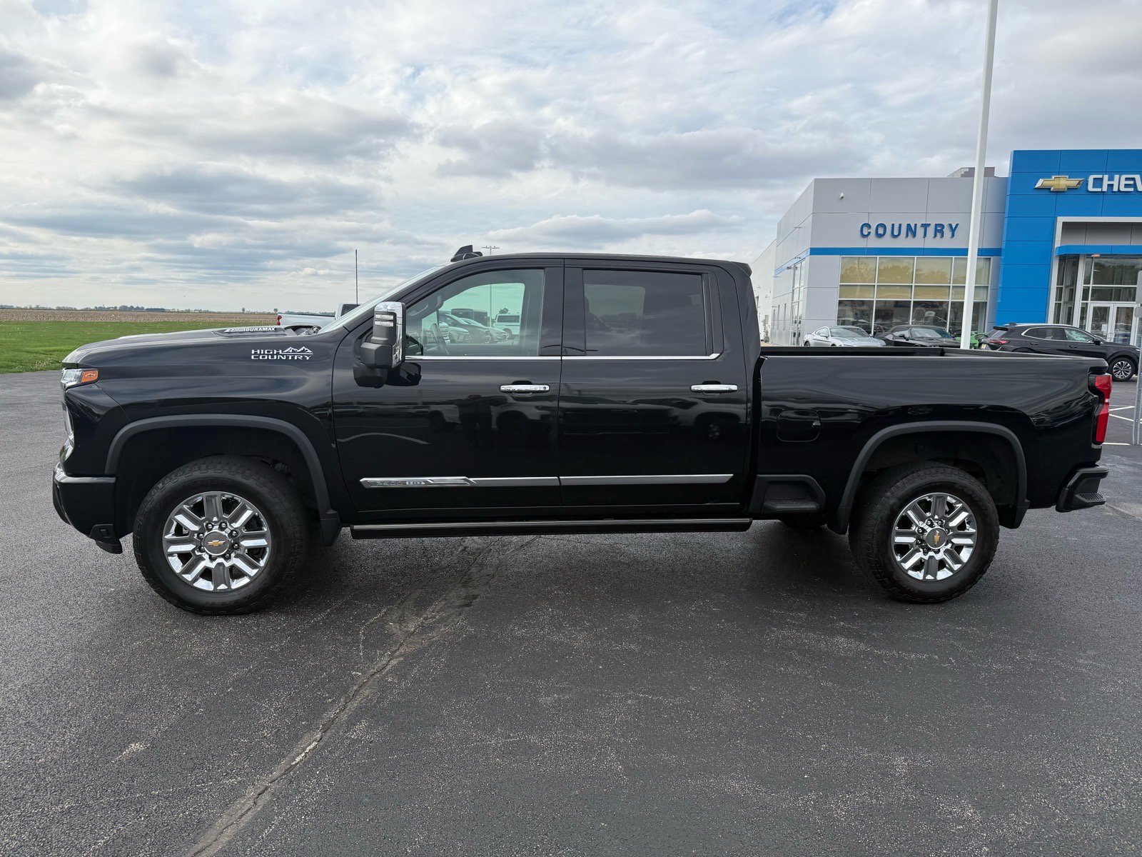 Used 2024 Chevrolet Silverado 2500 High Country w/ High Country Premium Package AWD/4WD image 2