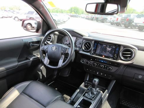 Used 2019 Toyota Tacoma TRD Sport AWD/4WD image 27
