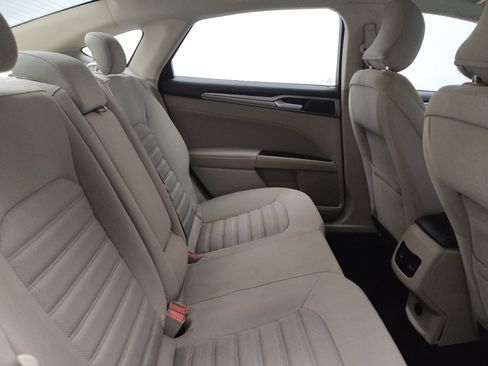 Used 2018 Ford Fusion SE FWD image 19