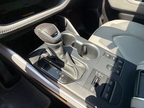Used 2025 Toyota Highlander XLE AWD/4WD image 26