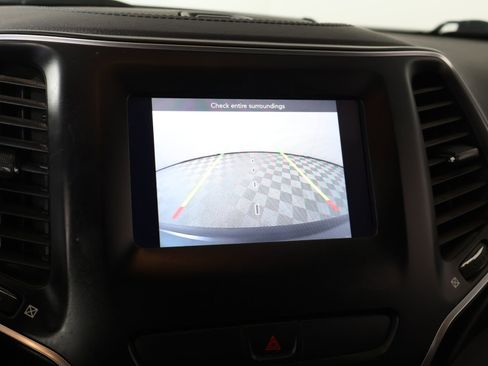 Used 2020 Jeep Cherokee Latitude w/ Cold Weather Group image 6