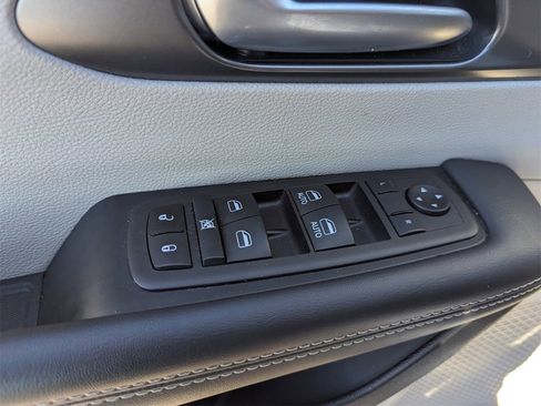 Used 2024 Chrysler Pacifica Touring-L image 32