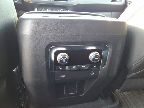 Used 2023 GMC Yukon SLT w/ SLT Premium Package image 11