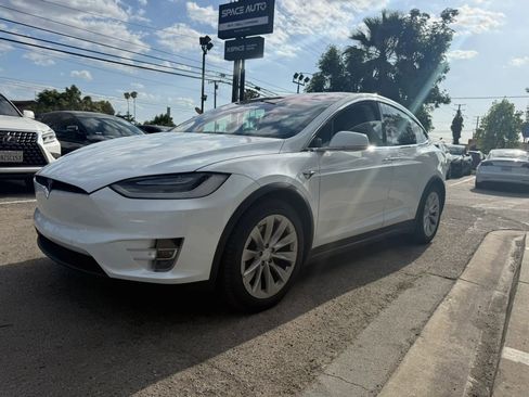 Used 2018 Tesla Model X 75D AWD/4WD image 3