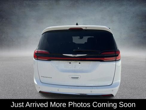 Used 2025 Chrysler Pacifica Select image 2
