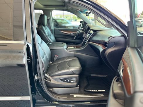Used 2017 Cadillac Escalade Luxury AWD/4WD image 59