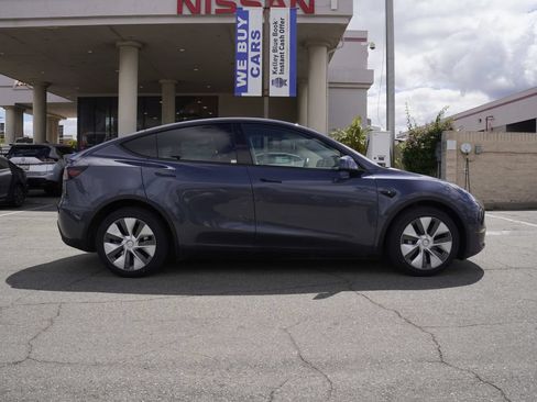 Used 2023 Tesla Model Y Long Range AWD/4WD image 3