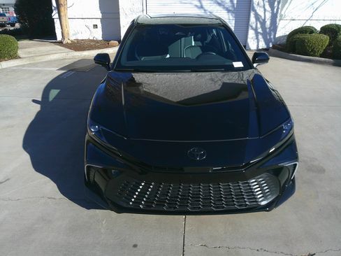 Used 2025 Toyota Camry SE image 3