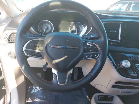 Used 2019 Chrysler Pacifica Touring-L Plus w/ Advanced Safetytec Group image 18