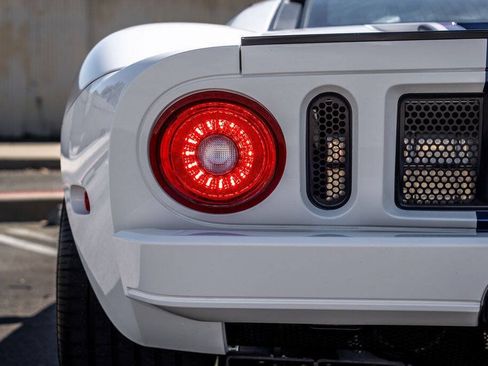 Used 2005 Ford GT RWD image 17