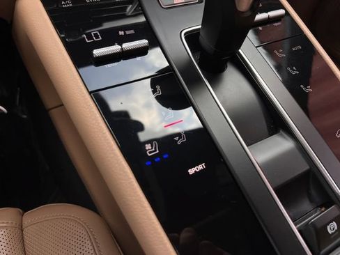 Used 2023 Porsche Macan AWD/4WD image 29