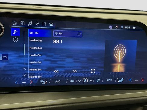 Used 2024 Chevrolet Traverse LT image 21