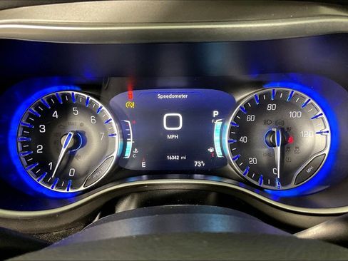 Used 2024 Chrysler Pacifica Touring-L image 29