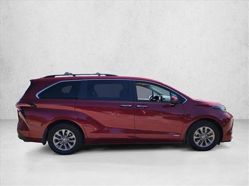 Used 2021 Toyota Sienna XLE FWD image 4