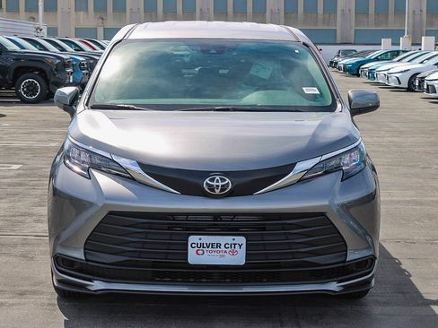 New 2026 Toyota Sienna LE FWD image 2