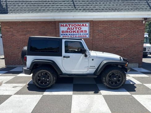 Used 2016 Jeep Wrangler Sport w/ Quick Order Package 24S AWD/4WD image 2