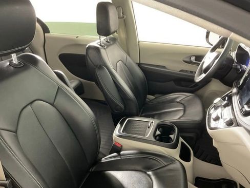 Used 2022 Chrysler Pacifica Touring-L image 36