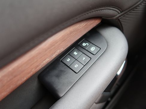 Used 2018 Land Rover Discovery HSE image 26