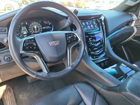 Used 2018 Cadillac Escalade ESV Platinum AWD/4WD image 12