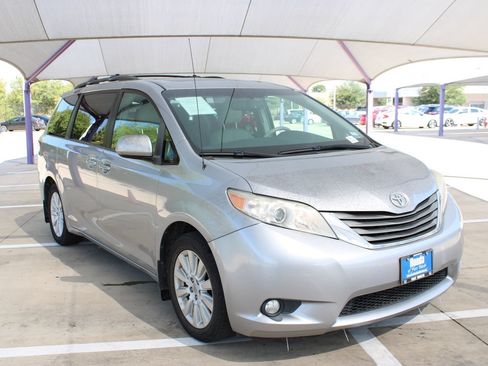 Used 2012 Toyota Sienna XLE AWD/4WD image 8