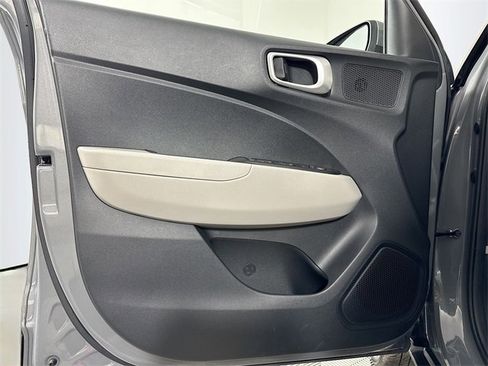 Used 2022 Hyundai Venue SEL image 13