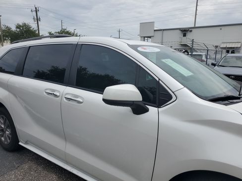 Used 2025 Toyota Sienna XLE FWD image 3