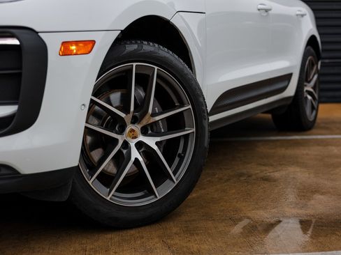 Certified 2023 Porsche Macan image 12