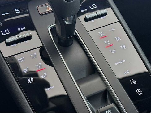 Certified 2025 Porsche Macan AWD/4WD image 21