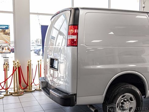Used 2022 Chevrolet Express 2500 w/ Driver Convenience Package RWD image 15