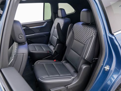 Used 2025 GMC Acadia Denali w/ Super Cruise Package image 18