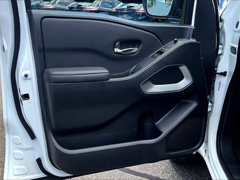Used 2025 Nissan Frontier SV image 9